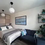Stella\'S Kappeli Apartment - Near Tallinn Bus Station And Airport - Near Bus Tram Stops - Free Parking, Wifi And Netflix - New Renovation