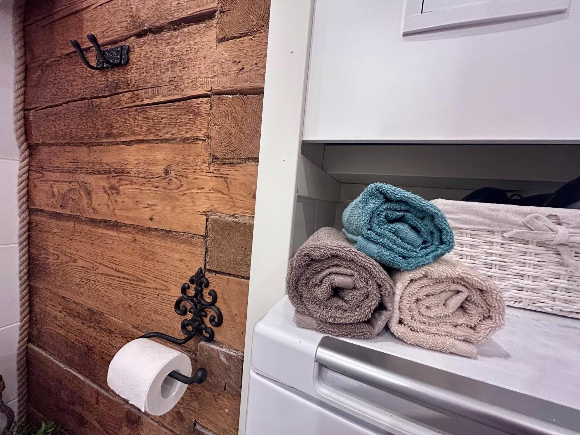 Stella's Kappeli - Near Bus Station And Airport - Near Bus Tram Stops - Free Parking, Wifi And Netflix - New Renovation * Tallinn